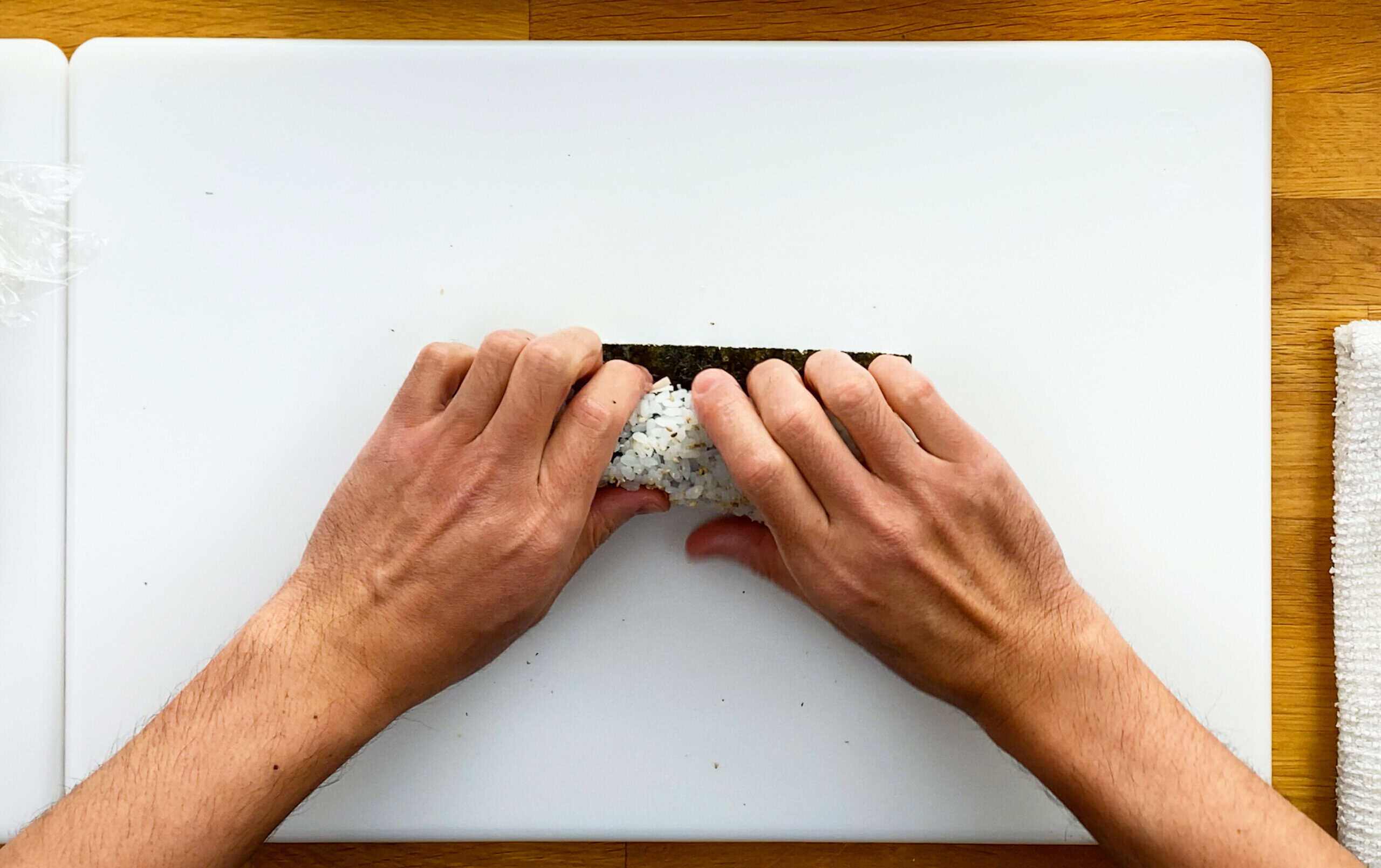 Making sushi roll with no bamboo mat