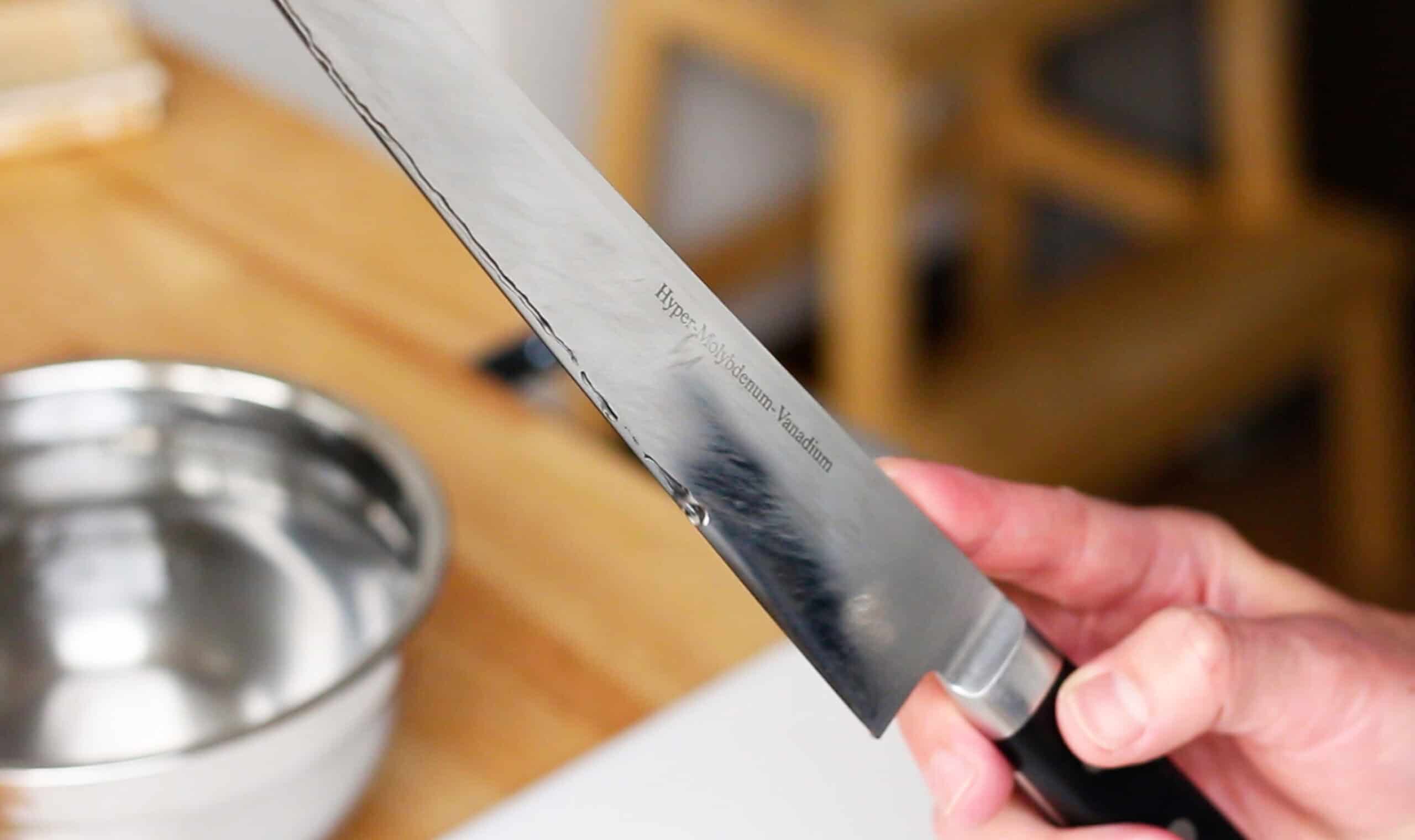 Wetting sushi knife before cutting